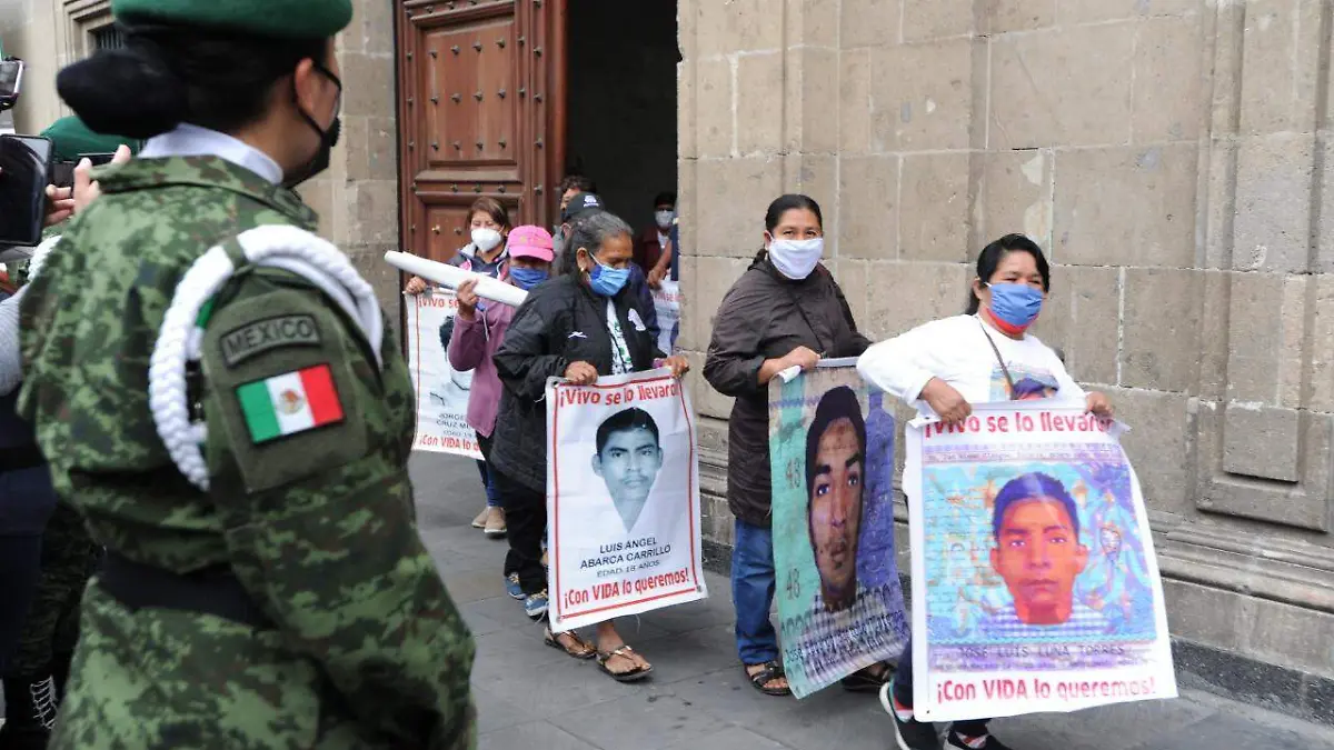 padres ayotzinapa 43 MAURICIO HUIZAR